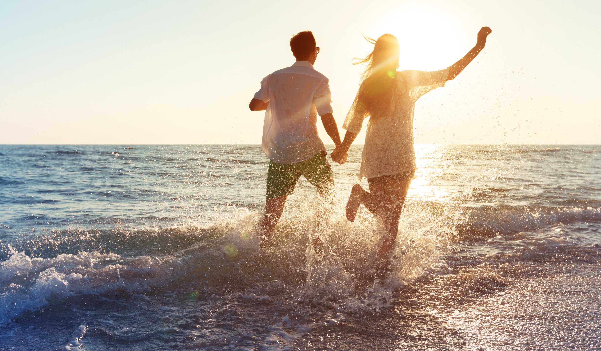 Couple enjoying the sea | Botkeeper