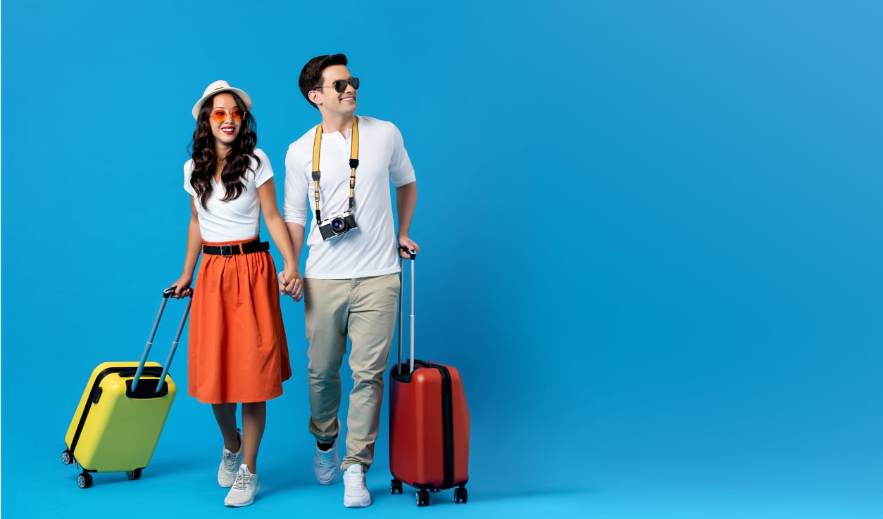 young-couple-going-holidays-with-colorful-suitcases_NBLOG
